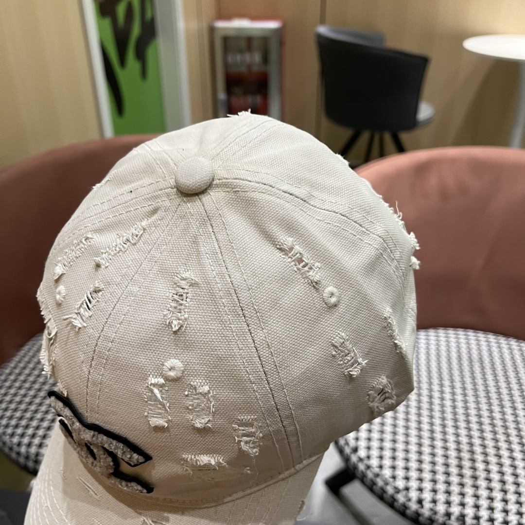  CHANEL香奈儿新款🆕棒球帽🔸 节假日旅游带它出去美美哒❕  中古款哟.这种帽子不容易撞款 😬 现货