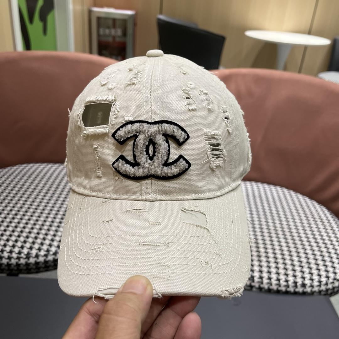  CHANEL香奈儿新款🆕棒球帽🔸 节假日旅游带它出去美美哒❕  中古款哟.这种帽子不容易撞款 😬 现货