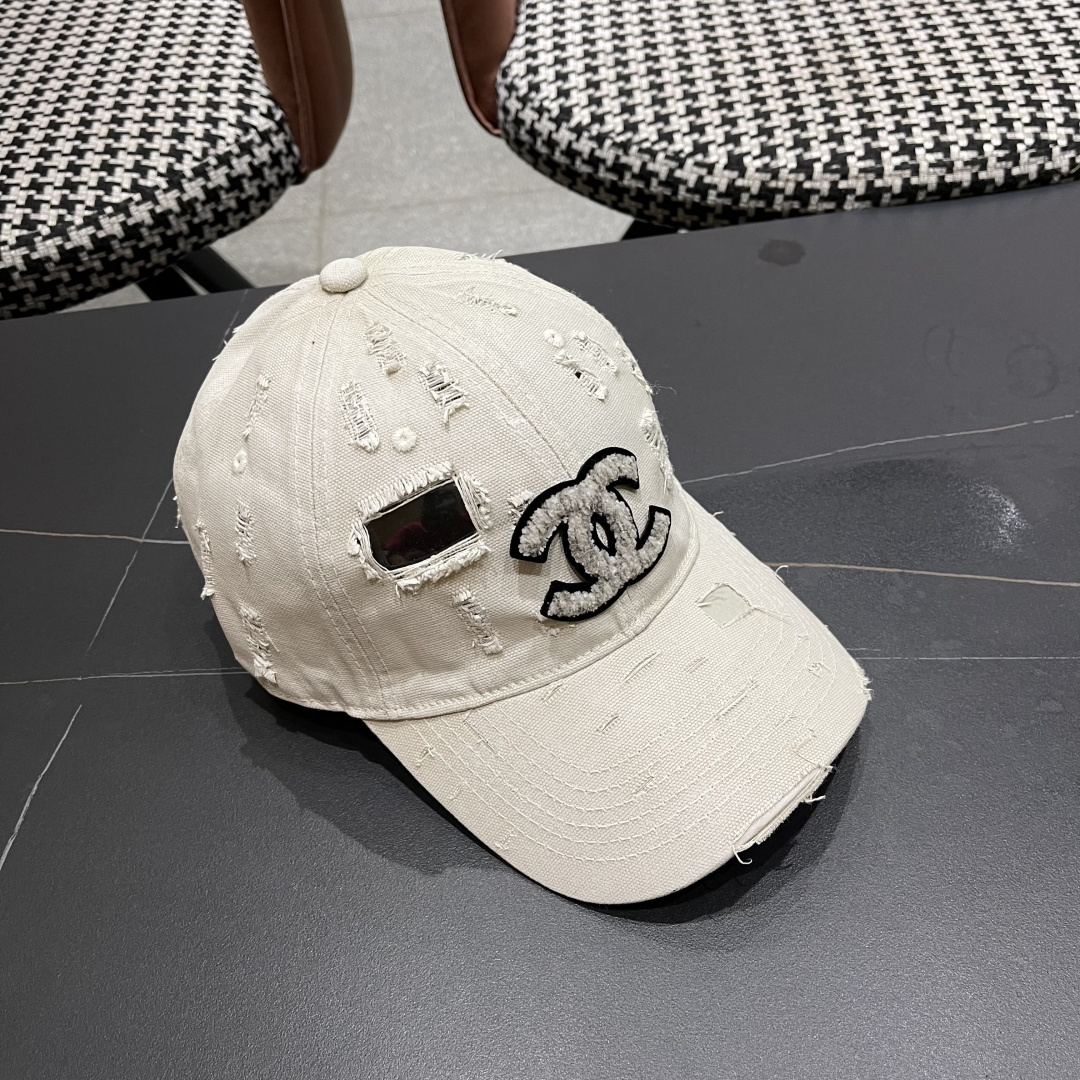  CHANEL香奈儿新款🆕棒球帽🔸 节假日旅游带它出去美美哒❕  中古款哟.这种帽子不容易撞款 😬 现货