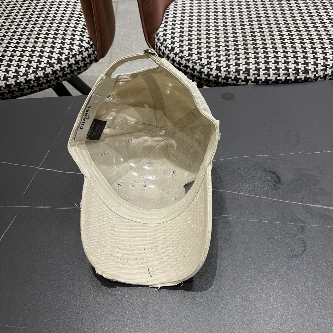  CHANEL香奈儿新款🆕棒球帽🔸 节假日旅游带它出去美美哒❕  中古款哟.这种帽子不容易撞款 😬 现货