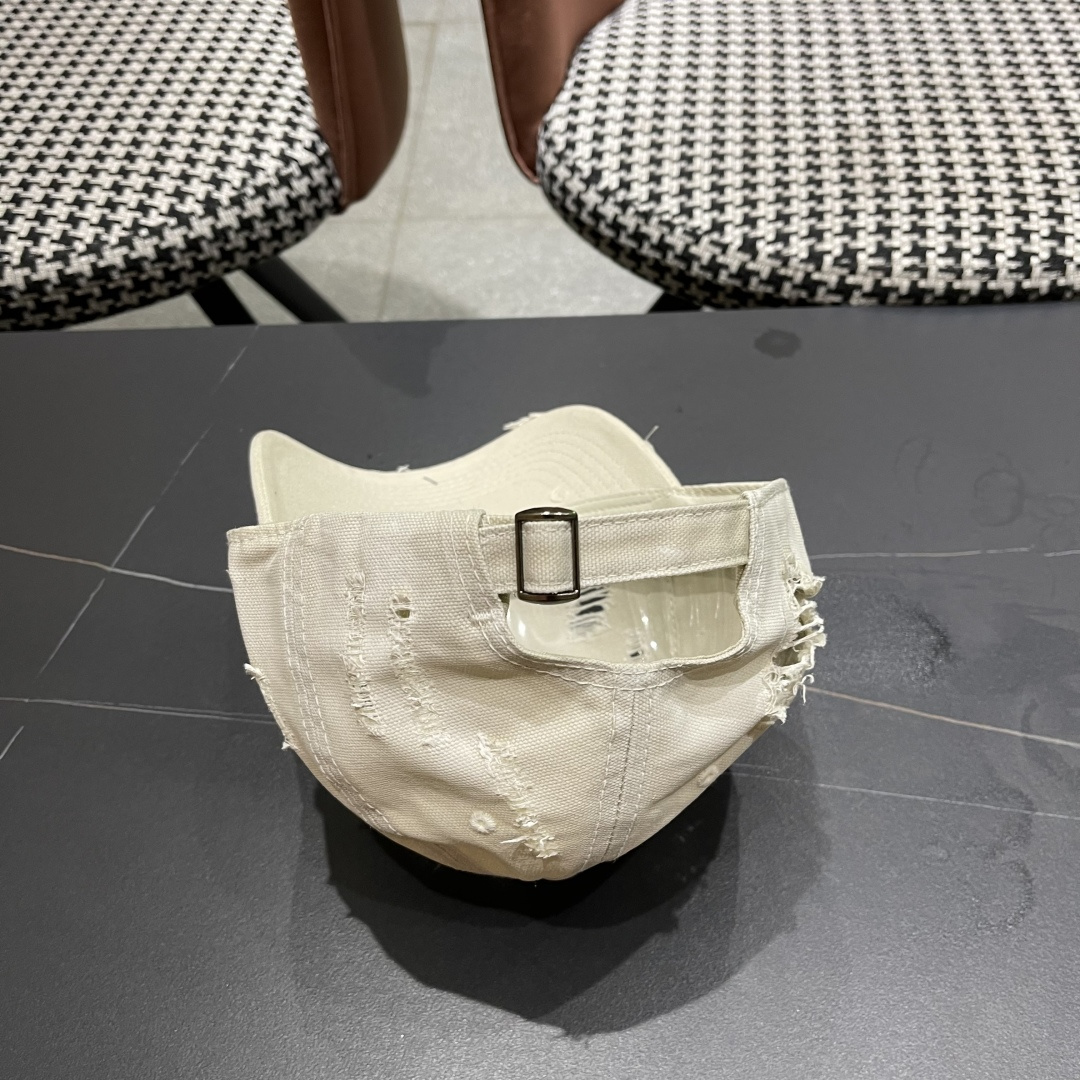  CHANEL香奈儿新款🆕棒球帽🔸 节假日旅游带它出去美美哒❕  中古款哟.这种帽子不容易撞款 😬 现货