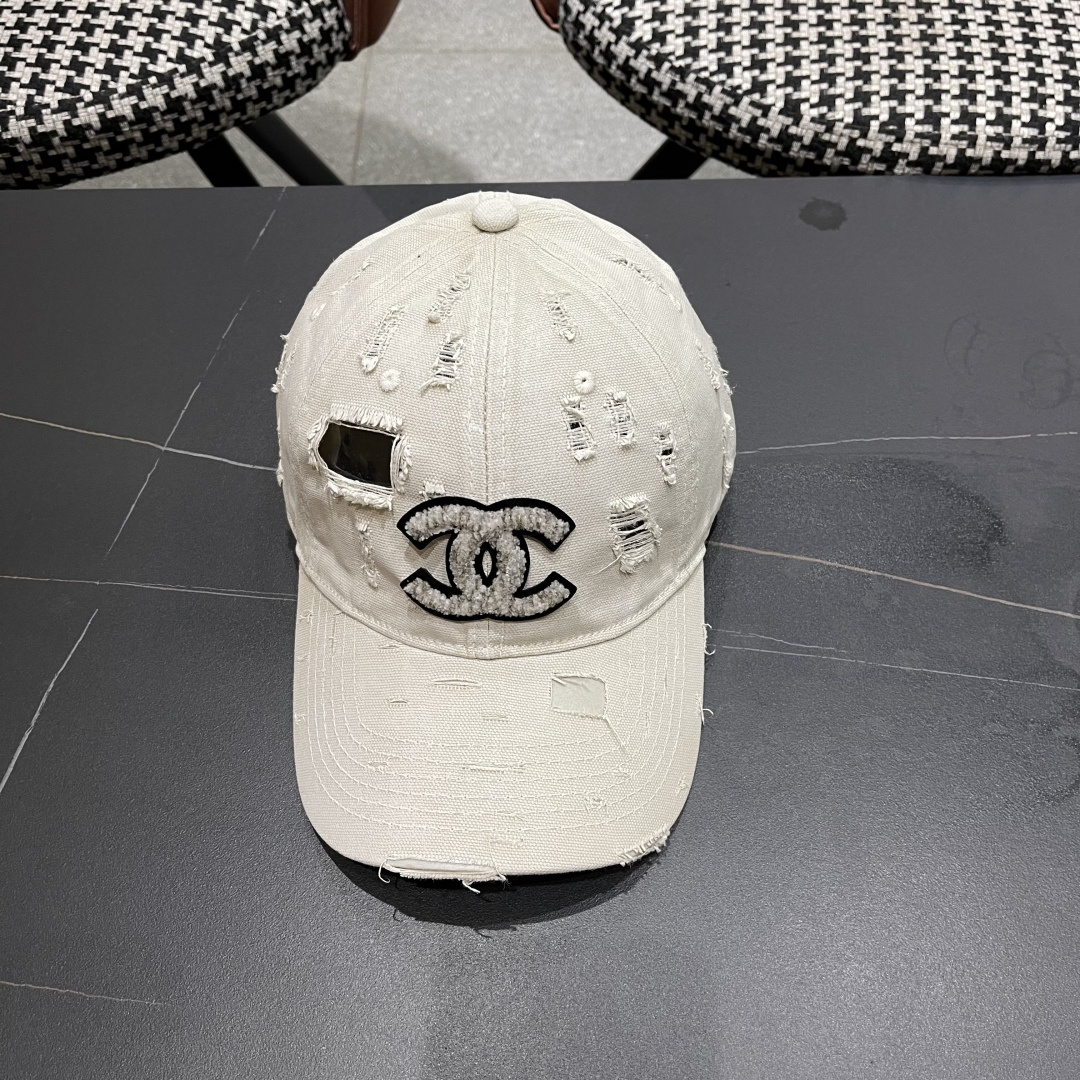  CHANEL香奈儿新款🆕棒球帽🔸 节假日旅游带它出去美美哒❕  中古款哟.这种帽子不容易撞款 😬 现货