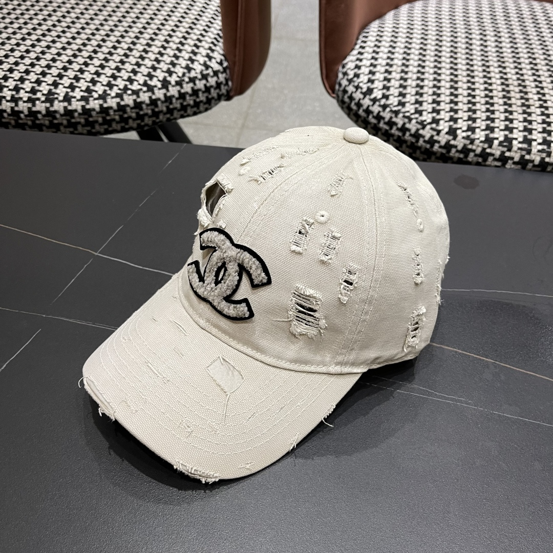  CHANEL香奈儿新款🆕棒球帽🔸 节假日旅游带它出去美美哒❕  中古款哟.这种帽子不容易撞款 😬 现货