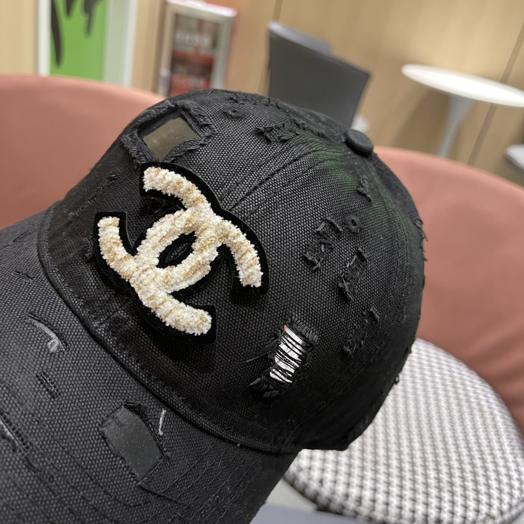  CHANEL香奈儿新款🆕棒球帽🔸 节假日旅游带它出去美美哒❕  中古款哟.这种帽子不容易撞款 😬 现货