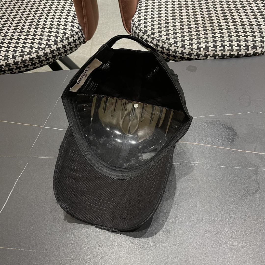  CHANEL香奈儿新款🆕棒球帽🔸 节假日旅游带它出去美美哒❕  中古款哟.这种帽子不容易撞款 😬 现货