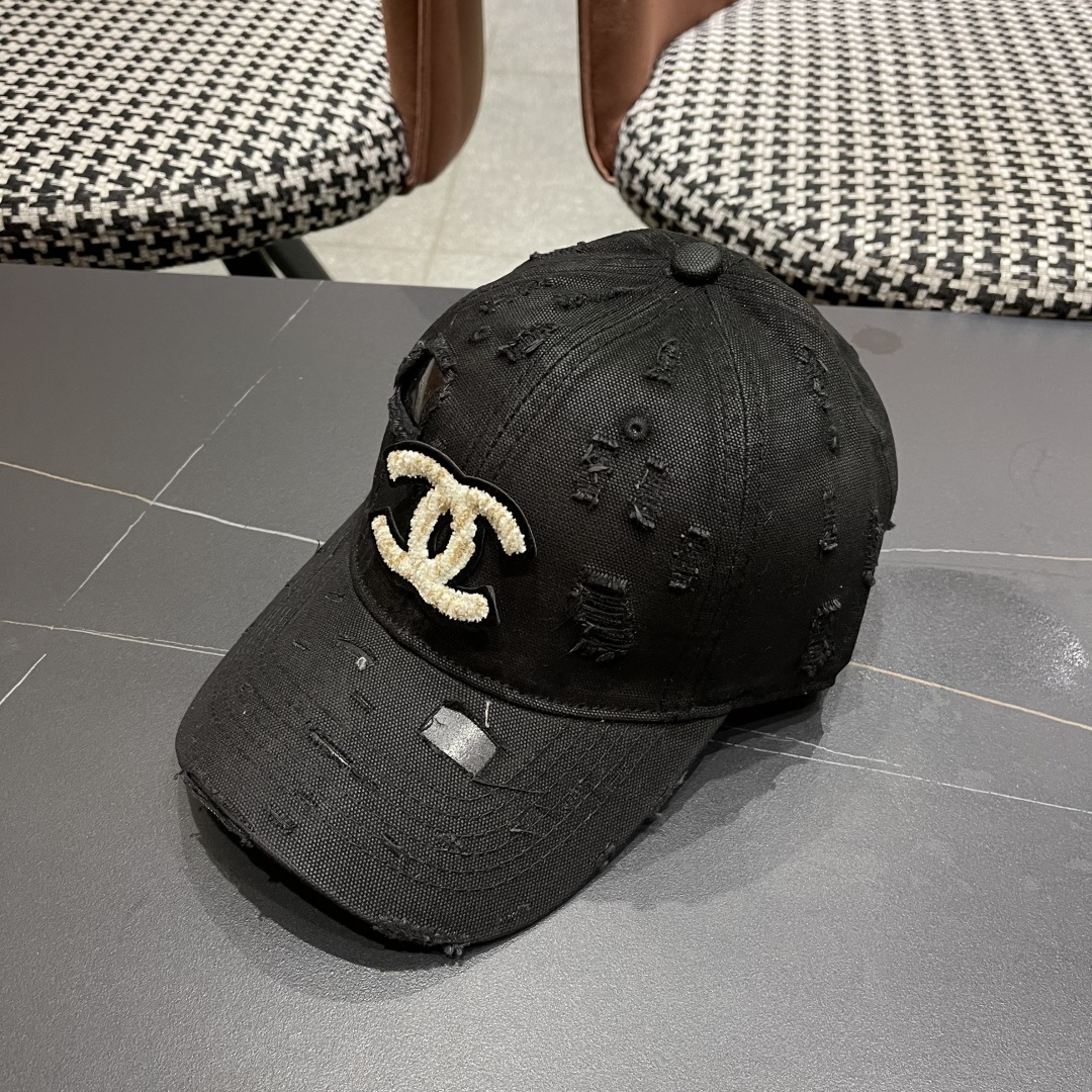  CHANEL香奈儿新款🆕棒球帽🔸 节假日旅游带它出去美美哒❕  中古款哟.这种帽子不容易撞款 😬 现货