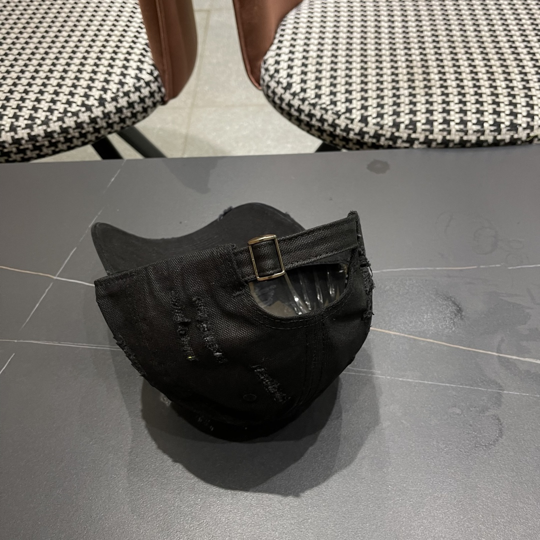  CHANEL香奈儿新款🆕棒球帽🔸 节假日旅游带它出去美美哒❕  中古款哟.这种帽子不容易撞款 😬 现货