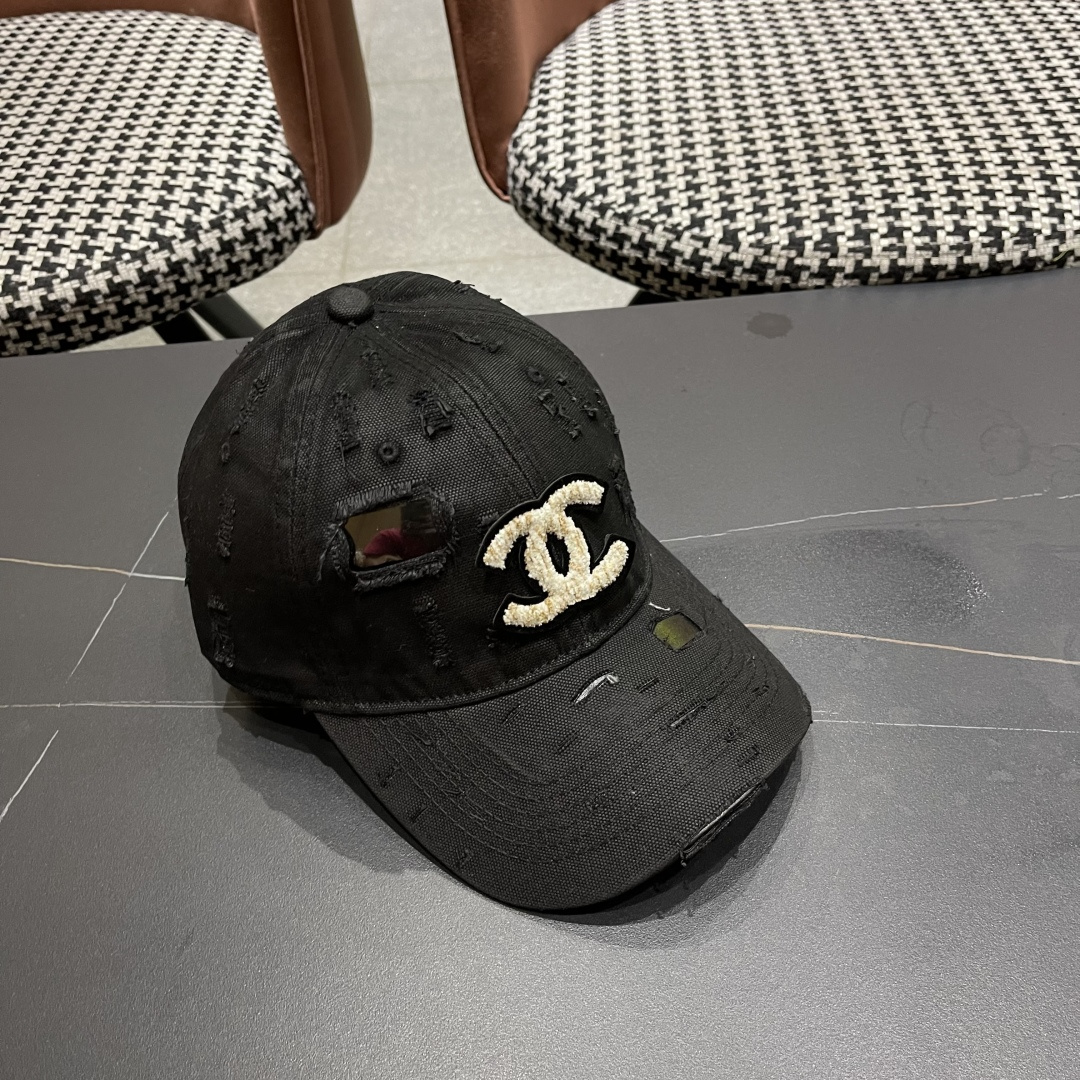  CHANEL香奈儿新款🆕棒球帽🔸 节假日旅游带它出去美美哒❕  中古款哟.这种帽子不容易撞款 😬 现货