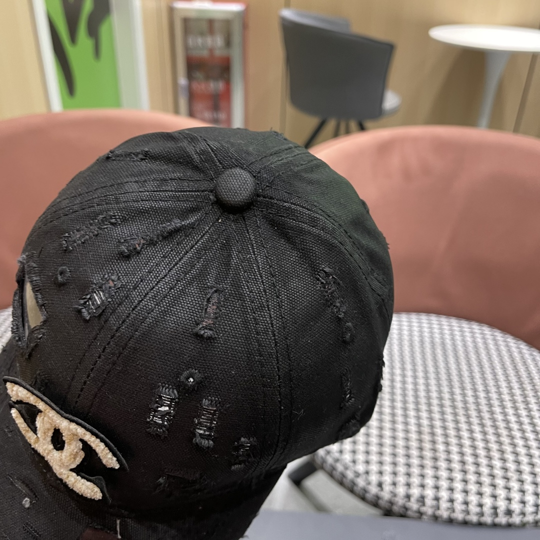  CHANEL香奈儿新款🆕棒球帽🔸 节假日旅游带它出去美美哒❕  中古款哟.这种帽子不容易撞款 😬 现货