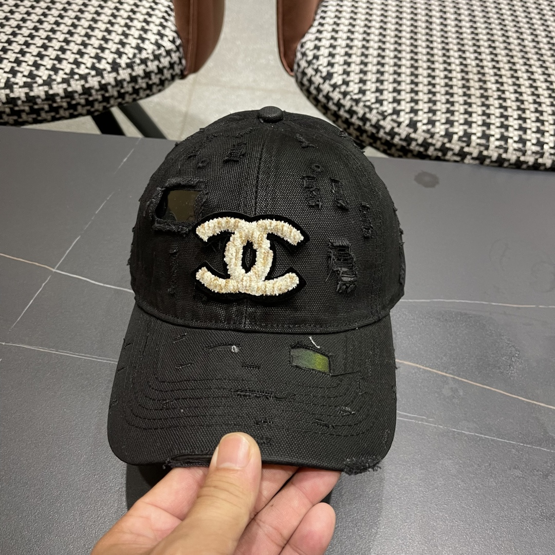  CHANEL香奈儿新款🆕棒球帽🔸 节假日旅游带它出去美美哒❕  中古款哟.这种帽子不容易撞款 😬 现货