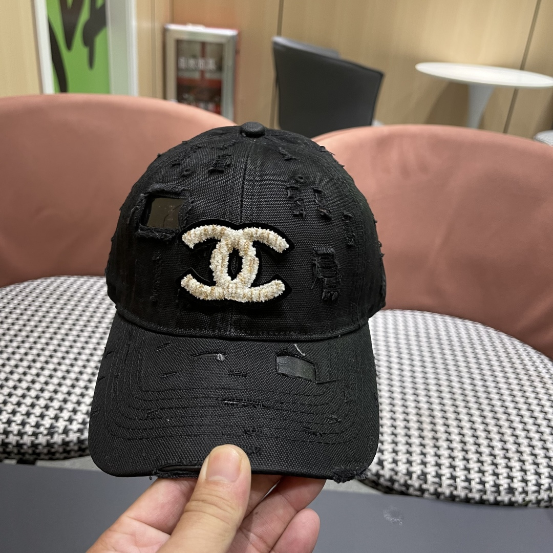  CHANEL香奈儿新款🆕棒球帽🔸 节假日旅游带它出去美美哒❕  中古款哟.这种帽子不容易撞款 😬 现货