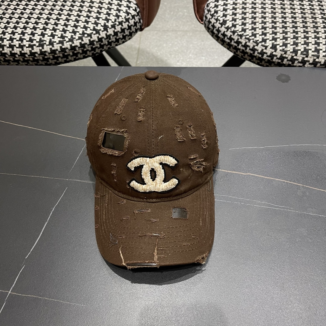  CHANEL香奈儿新款🆕棒球帽🔸 节假日旅游带它出去美美哒❕  中古款哟.这种帽子不容易撞款 😬 现货