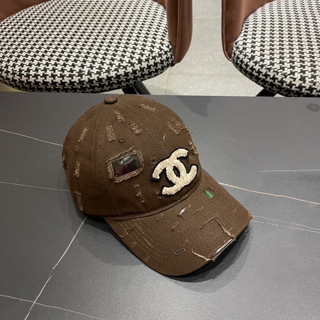  CHANEL香奈儿新款🆕棒球帽🔸 节假日旅游带它出去美美哒❕  中古款哟.这种帽子不容易撞款 😬 现货