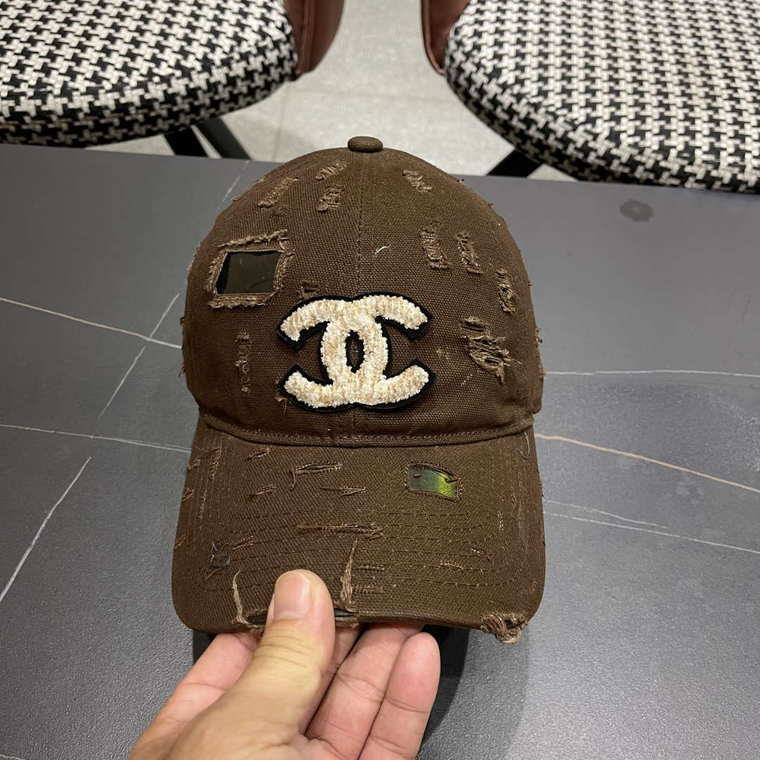 CHANEL香奈儿新款🆕棒球帽🔸 节假日旅游带它出去美美哒❕  中古款哟.这种帽子不容易撞款 😬 现货