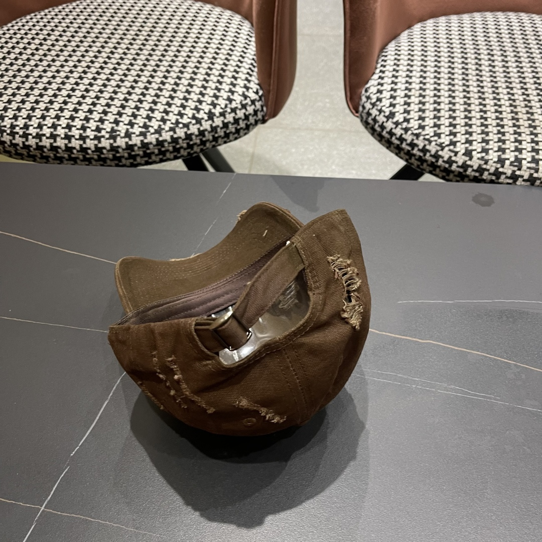  CHANEL香奈儿新款🆕棒球帽🔸 节假日旅游带它出去美美哒❕  中古款哟.这种帽子不容易撞款 😬 现货