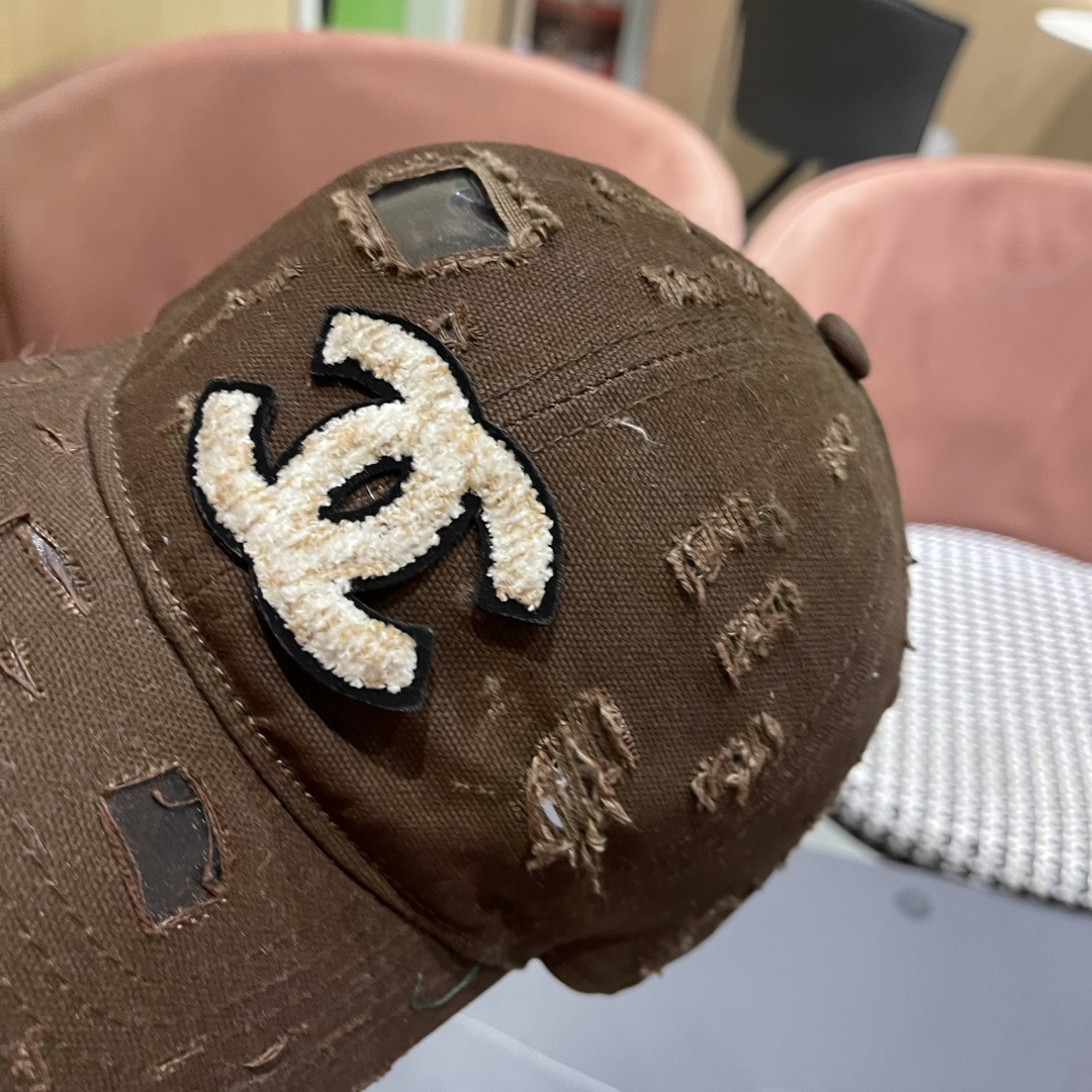  CHANEL香奈儿新款🆕棒球帽🔸 节假日旅游带它出去美美哒❕  中古款哟.这种帽子不容易撞款 😬 现货