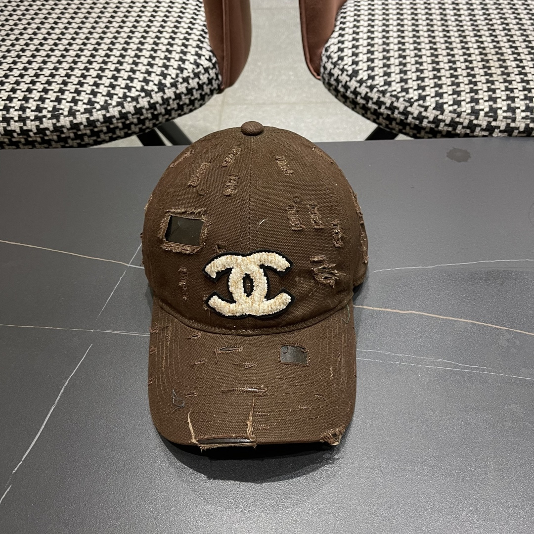  CHANEL香奈儿新款🆕棒球帽🔸 节假日旅游带它出去美美哒❕  中古款哟.这种帽子不容易撞款 😬 现货