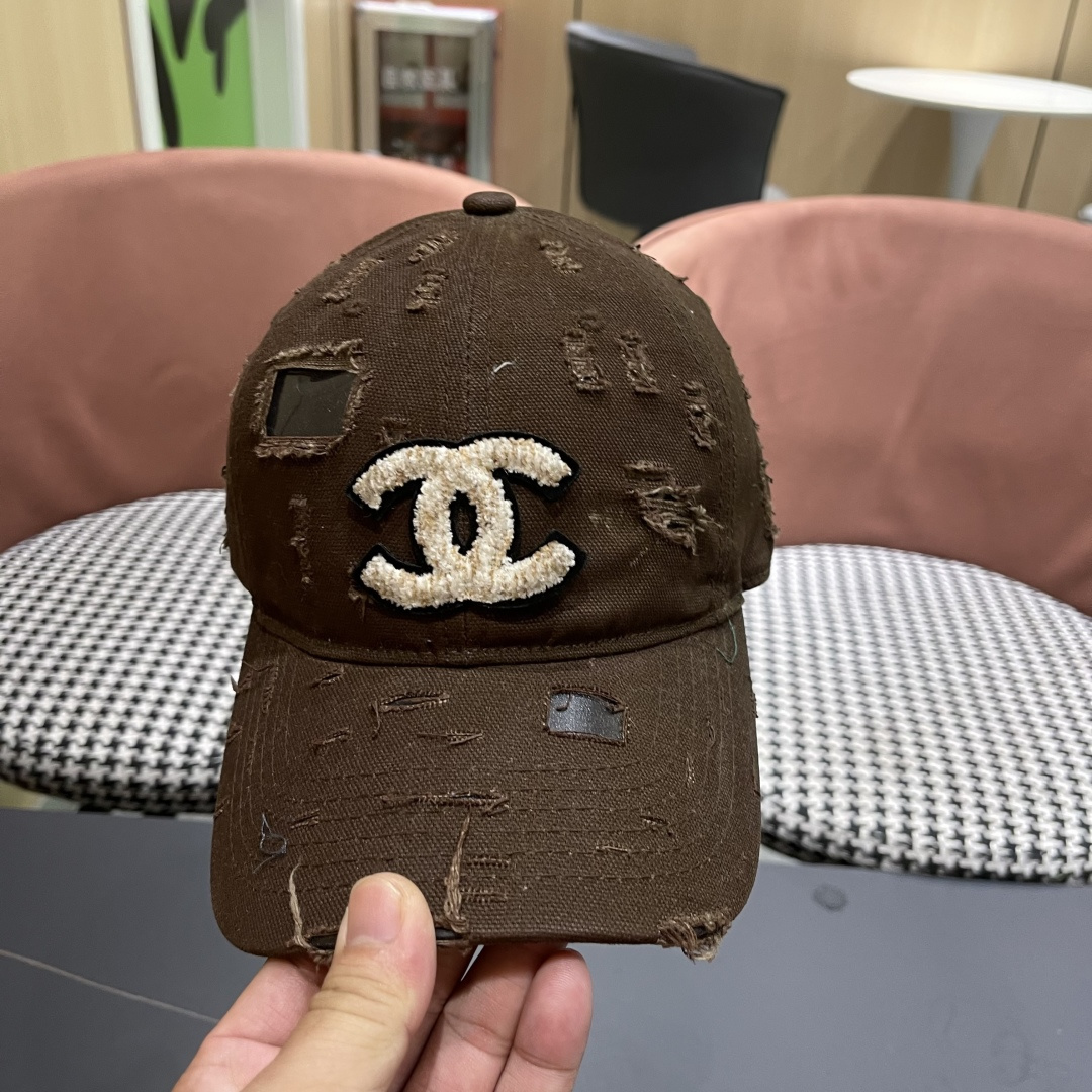  CHANEL香奈儿新款🆕棒球帽🔸 节假日旅游带它出去美美哒❕  中古款哟.这种帽子不容易撞款 😬 现货