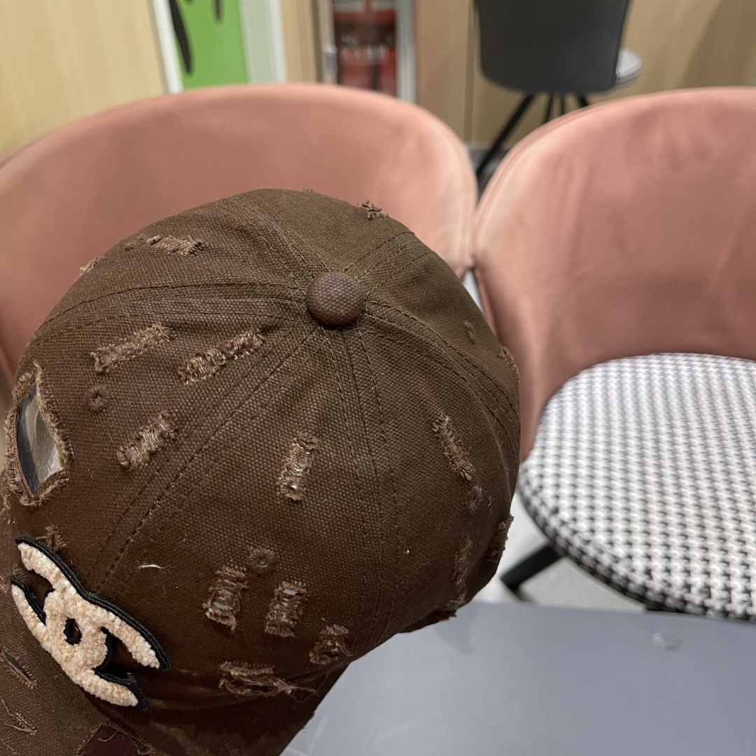  CHANEL香奈儿新款🆕棒球帽🔸 节假日旅游带它出去美美哒❕  中古款哟.这种帽子不容易撞款 😬 现货