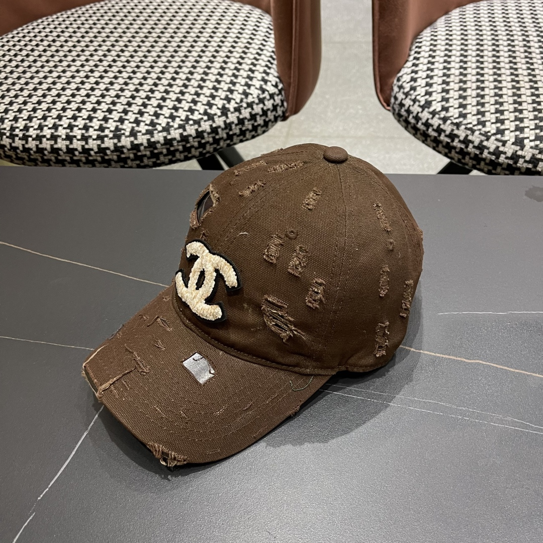  CHANEL香奈儿新款🆕棒球帽🔸 节假日旅游带它出去美美哒❕  中古款哟.这种帽子不容易撞款 😬 现货