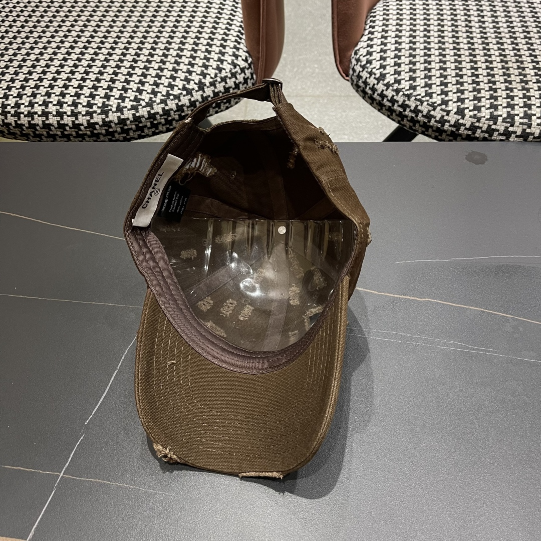  CHANEL香奈儿新款🆕棒球帽🔸 节假日旅游带它出去美美哒❕  中古款哟.这种帽子不容易撞款 😬 现货