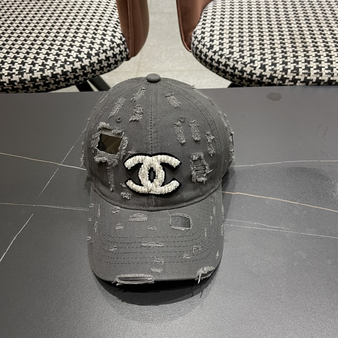  CHANEL香奈儿新款🆕棒球帽🔸 节假日旅游带它出去美美哒❕  中古款哟.这种帽子不容易撞款 😬 现货