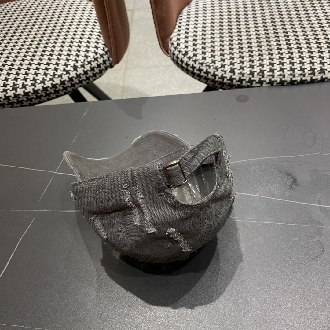  CHANEL香奈儿新款🆕棒球帽🔸 节假日旅游带它出去美美哒❕  中古款哟.这种帽子不容易撞款 😬 现货