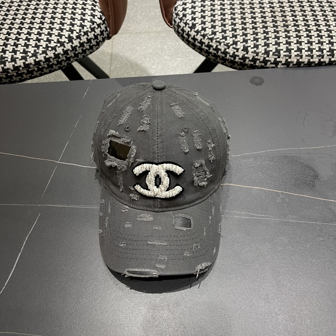  CHANEL香奈儿新款🆕棒球帽🔸 节假日旅游带它出去美美哒❕  中古款哟.这种帽子不容易撞款 😬 现货