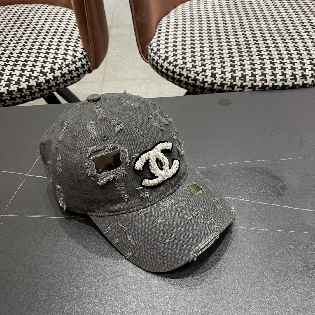 CHANEL香奈儿新款🆕棒球帽🔸 节假日旅游带它出去美美哒❕  中古款哟.这种帽子不容易撞款 😬 现货