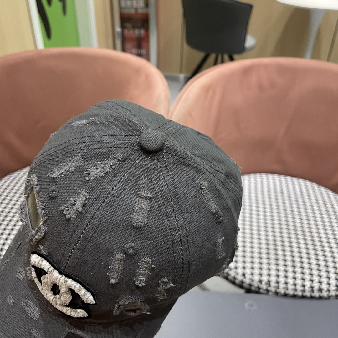  CHANEL香奈儿新款🆕棒球帽🔸 节假日旅游带它出去美美哒❕  中古款哟.这种帽子不容易撞款 😬 现货