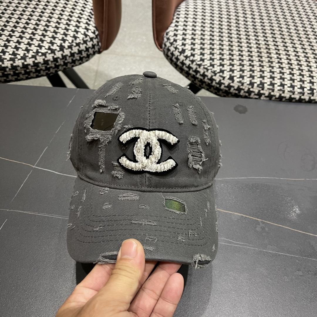  CHANEL香奈儿新款🆕棒球帽🔸 节假日旅游带它出去美美哒❕  中古款哟.这种帽子不容易撞款 😬 现货