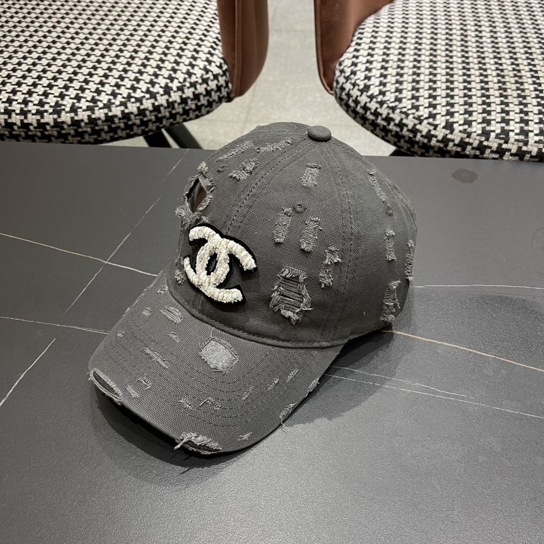  CHANEL香奈儿新款🆕棒球帽🔸 节假日旅游带它出去美美哒❕  中古款哟.这种帽子不容易撞款 😬 现货