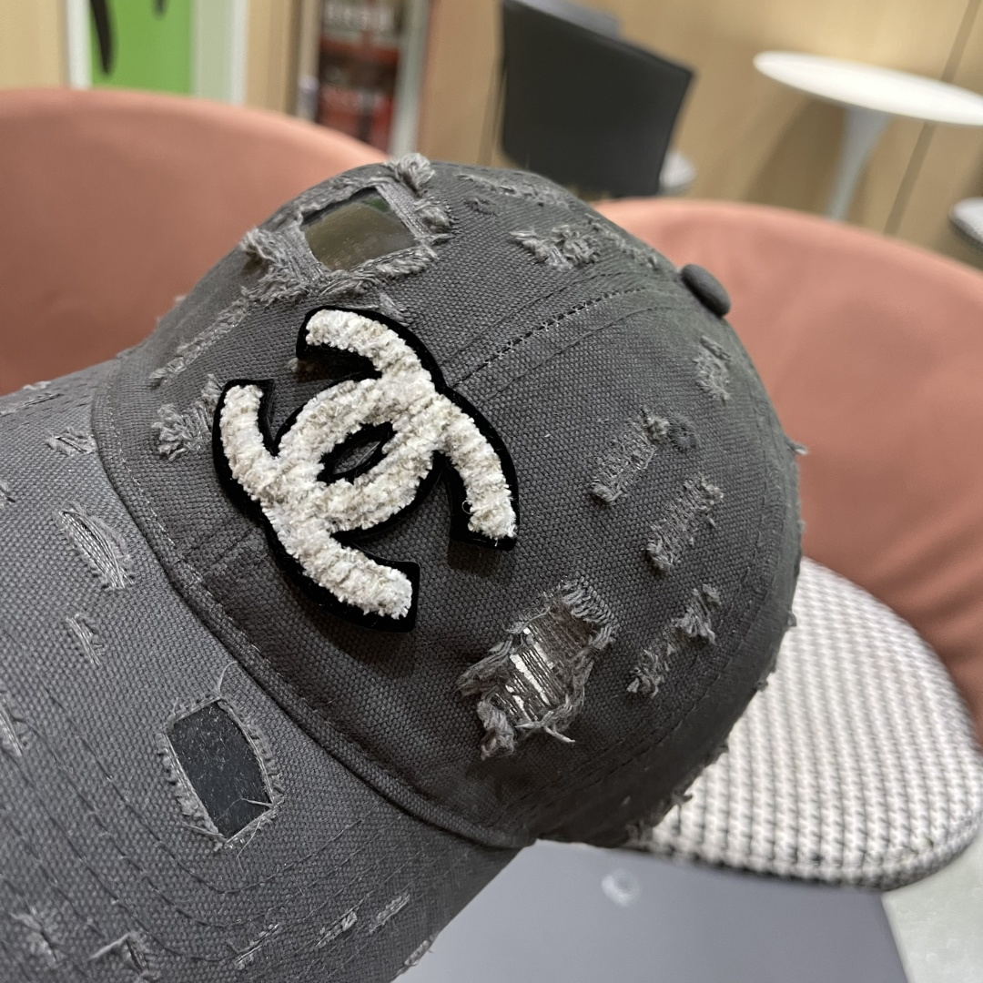  CHANEL香奈儿新款🆕棒球帽🔸 节假日旅游带它出去美美哒❕  中古款哟.这种帽子不容易撞款 😬 现货