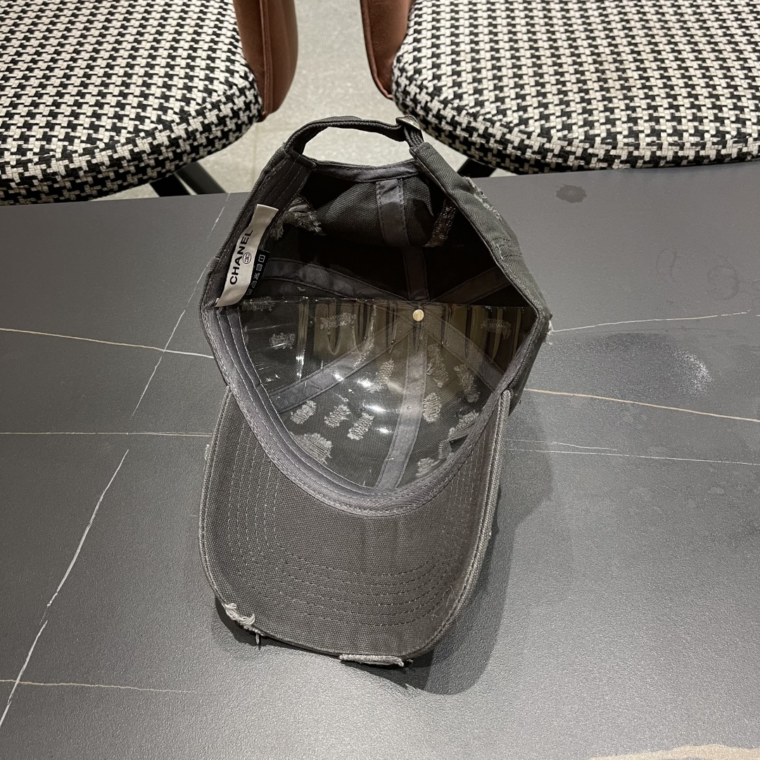  CHANEL香奈儿新款🆕棒球帽🔸 节假日旅游带它出去美美哒❕  中古款哟.这种帽子不容易撞款 😬 现货