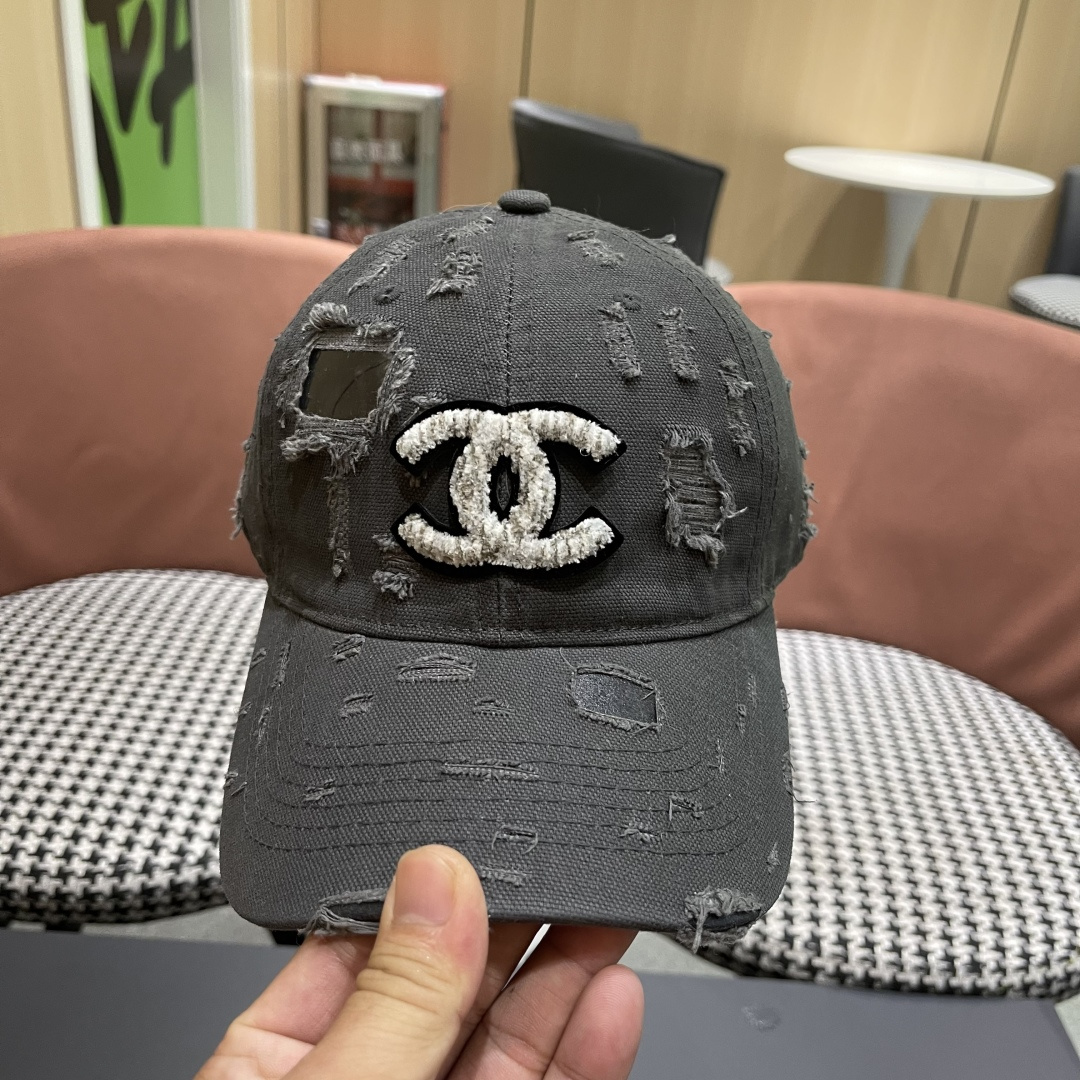  CHANEL香奈儿新款🆕棒球帽🔸 节假日旅游带它出去美美哒❕  中古款哟.这种帽子不容易撞款 😬 现货