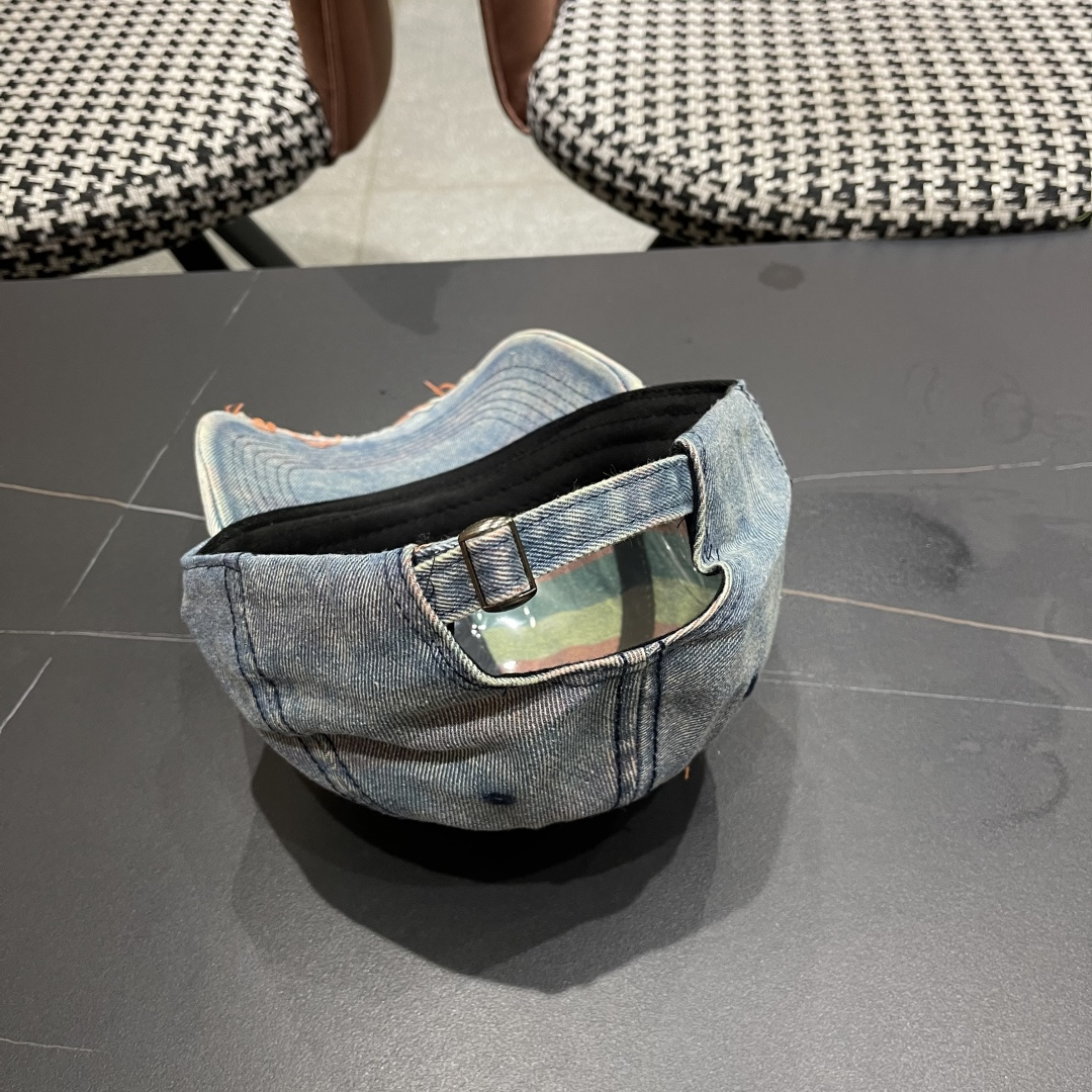  蒙口MONCLER2025新款牛仔破洞棒球帽，时尚炸街单品，风格很OK，网红.时尚博主的最爱！