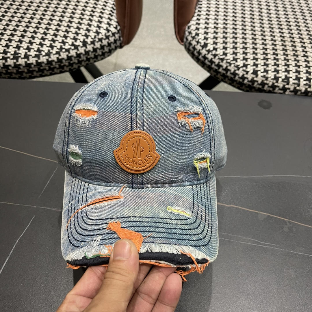  蒙口MONCLER2025新款牛仔破洞棒球帽，时尚炸街单品，风格很OK，网红.时尚博主的最爱！