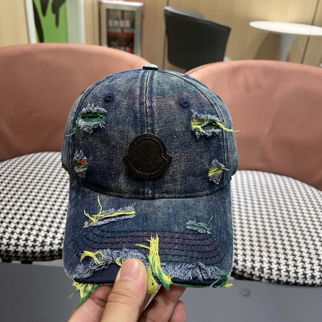  蒙口MONCLER2025新款牛仔破洞棒球帽，时尚炸街单品，风格很OK，网红.时尚博主的最爱！
