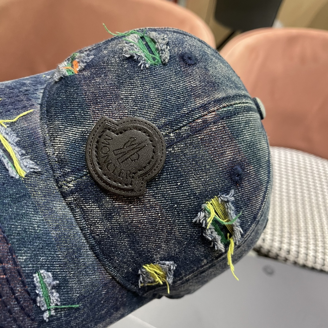  蒙口MONCLER2025新款牛仔破洞棒球帽，时尚炸街单品，风格很OK，网红.时尚博主的最爱！