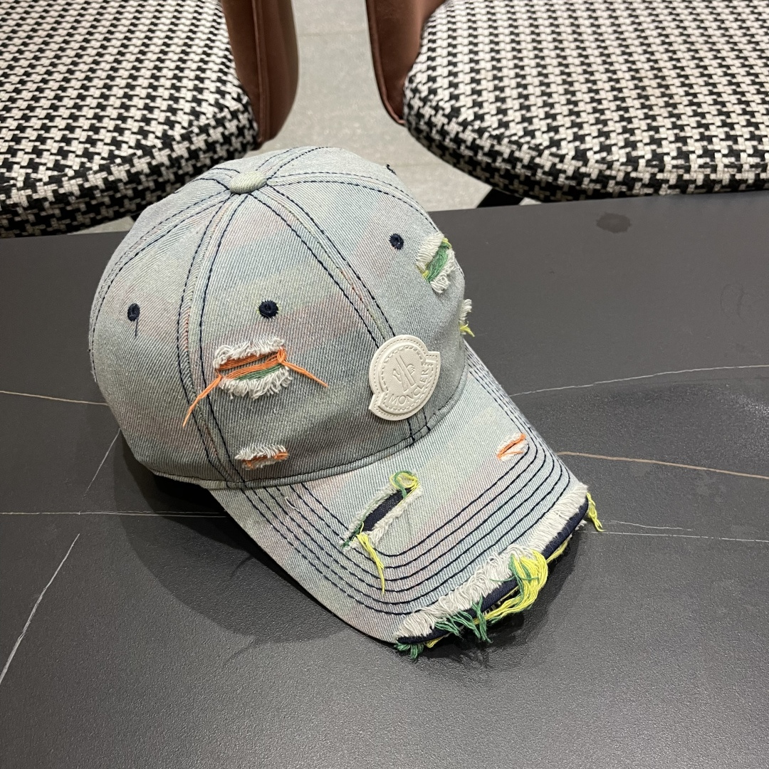  蒙口MONCLER2025新款牛仔破洞棒球帽，时尚炸街单品，风格很OK，网红.时尚博主的最爱！