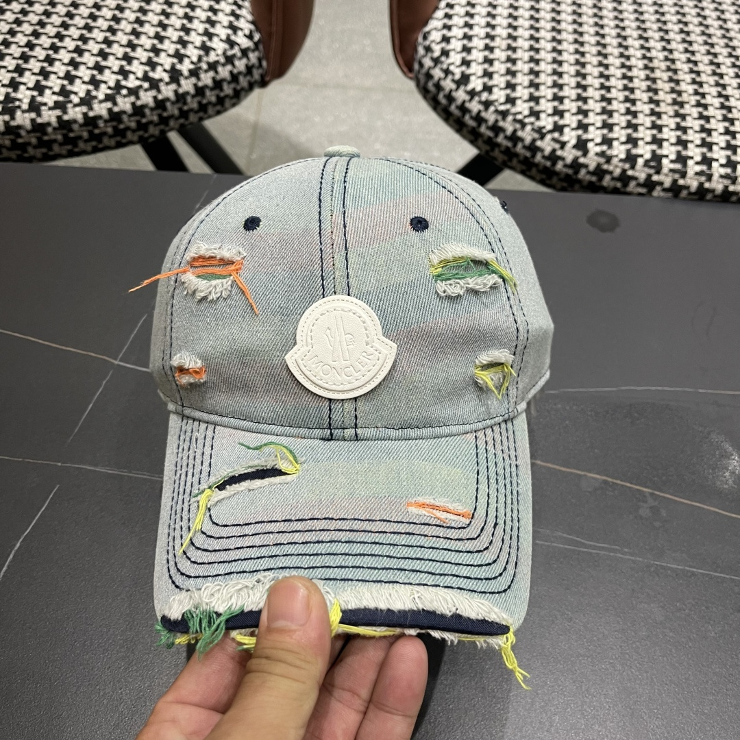  蒙口MONCLER2025新款牛仔破洞棒球帽，时尚炸街单品，风格很OK，网红.时尚博主的最爱！
