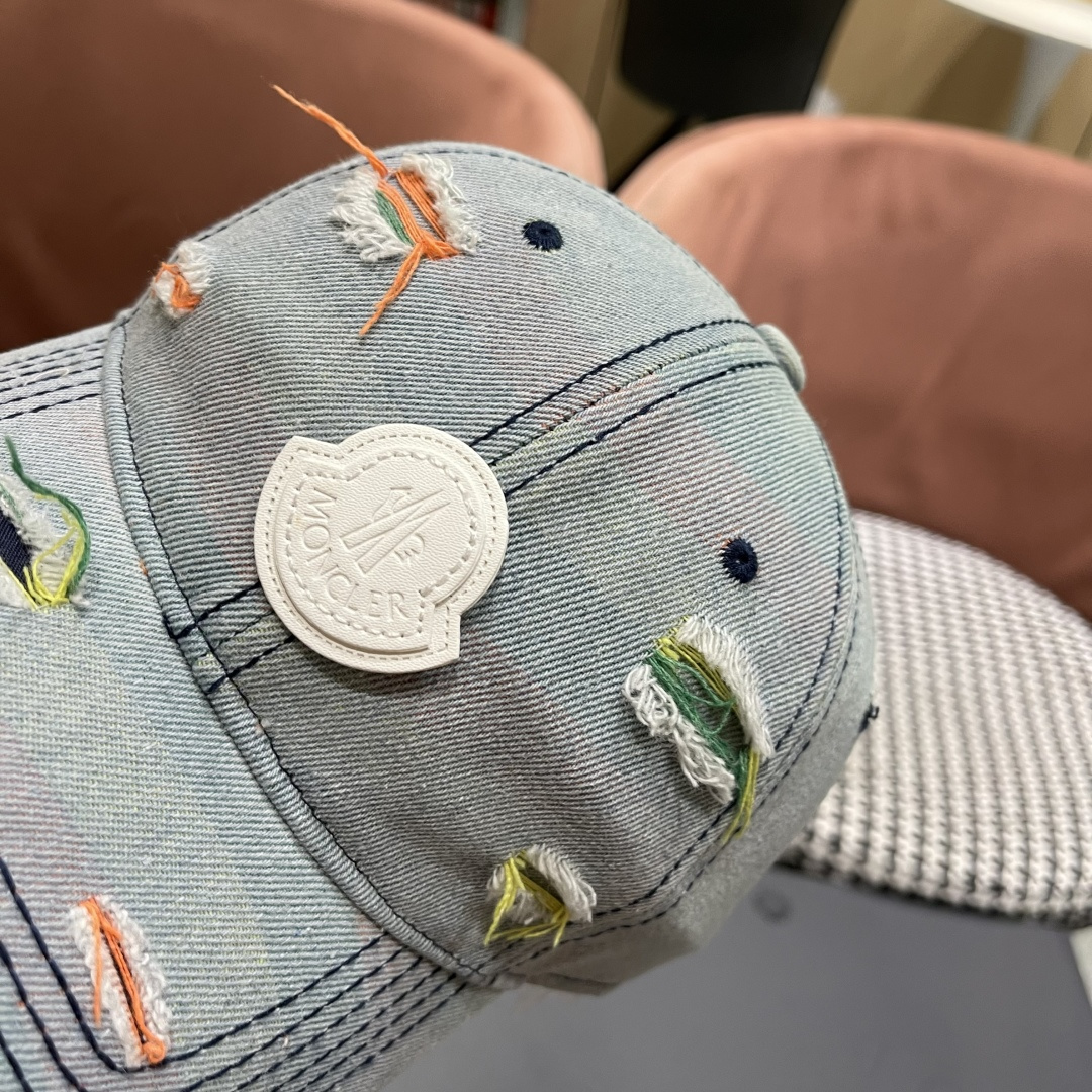  蒙口MONCLER2025新款牛仔破洞棒球帽，时尚炸街单品，风格很OK，网红.时尚博主的最爱！