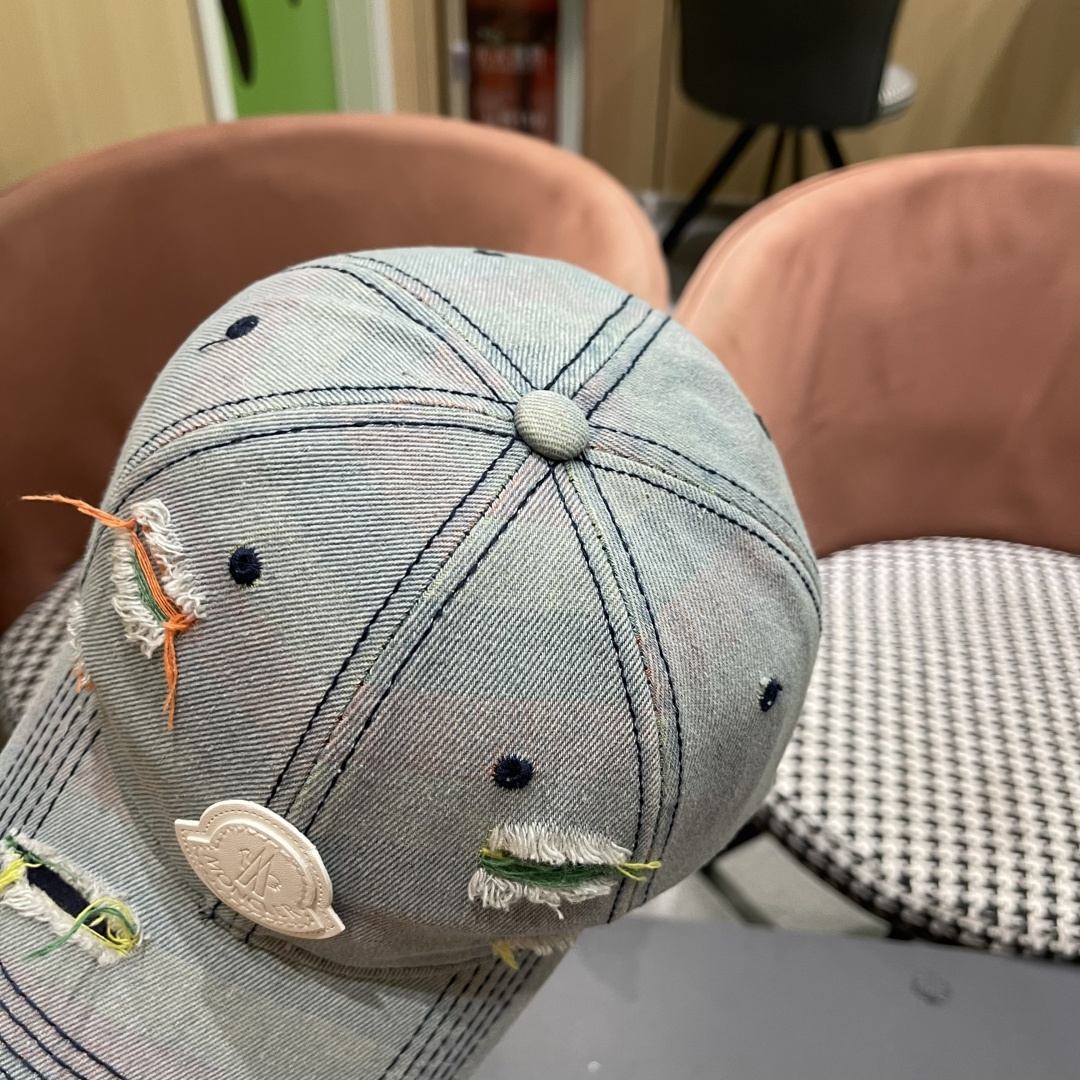  蒙口MONCLER2025新款牛仔破洞棒球帽，时尚炸街单品，风格很OK，网红.时尚博主的最爱！