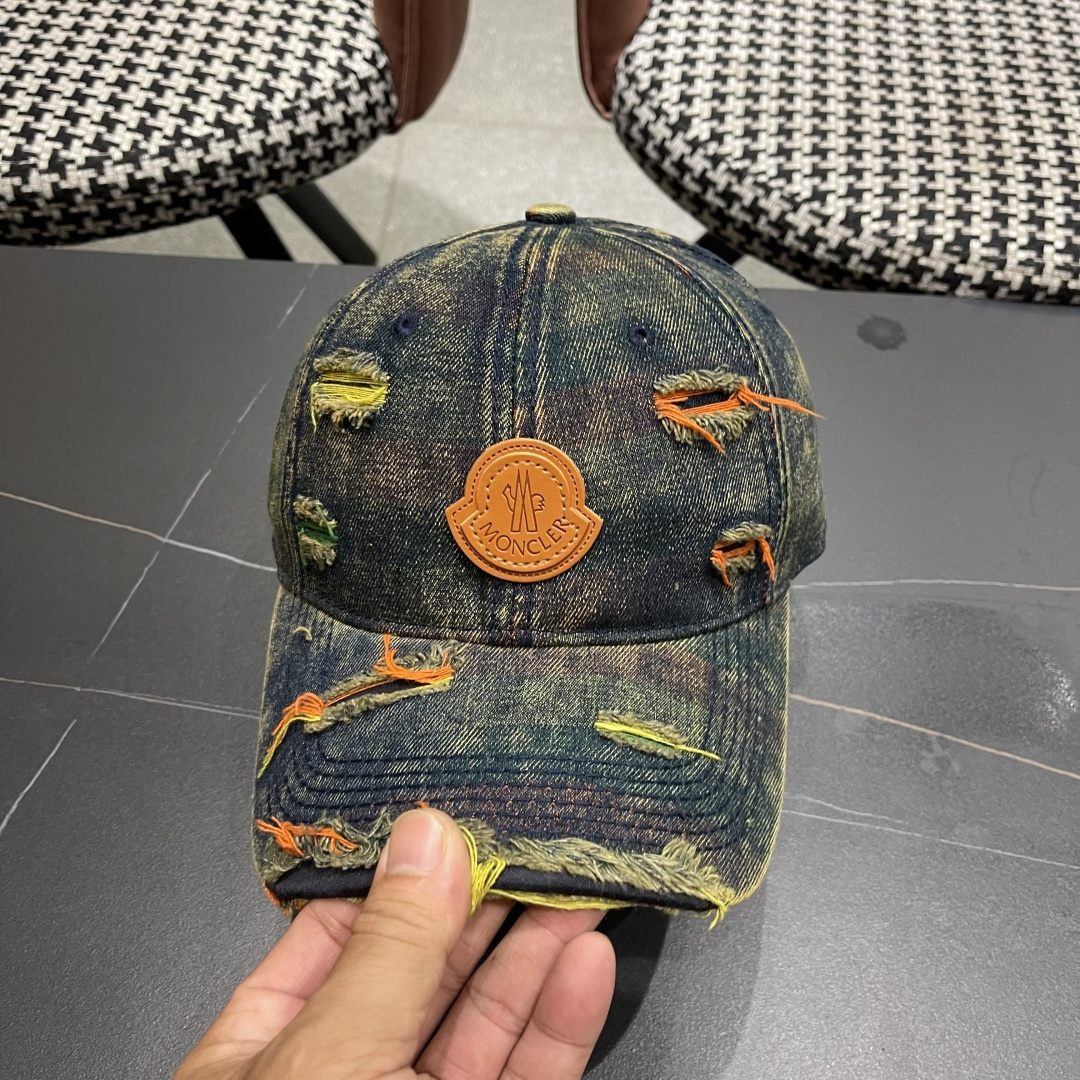  蒙口MONCLER2025新款牛仔破洞棒球帽，时尚炸街单品，风格很OK，网红.时尚博主的最爱！
