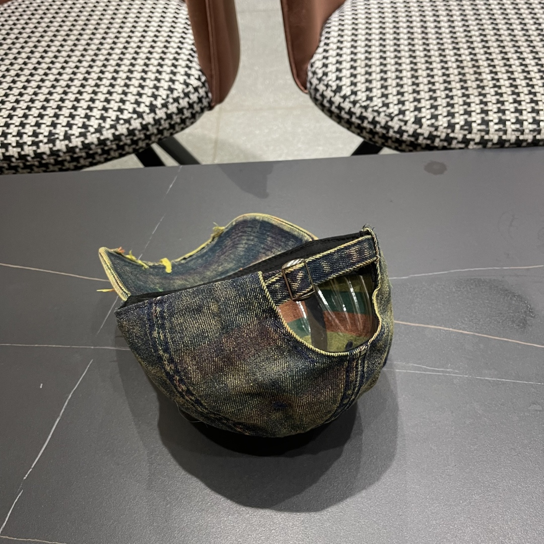  蒙口MONCLER2025新款牛仔破洞棒球帽，时尚炸街单品，风格很OK，网红.时尚博主的最爱！