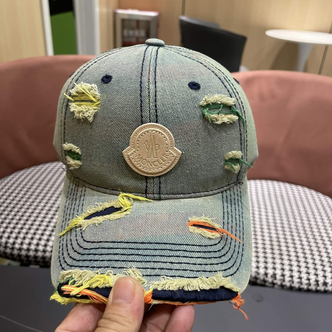  蒙口MONCLER2025新款牛仔破洞棒球帽，时尚炸街单品，风格很OK，网红.时尚博主的最爱！