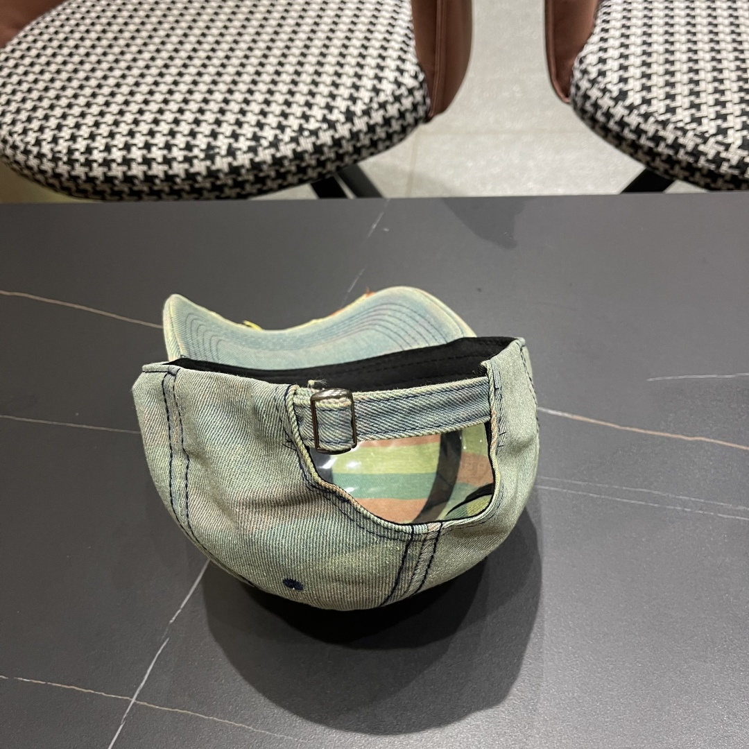  蒙口MONCLER2025新款牛仔破洞棒球帽，时尚炸街单品，风格很OK，网红.时尚博主的最爱！