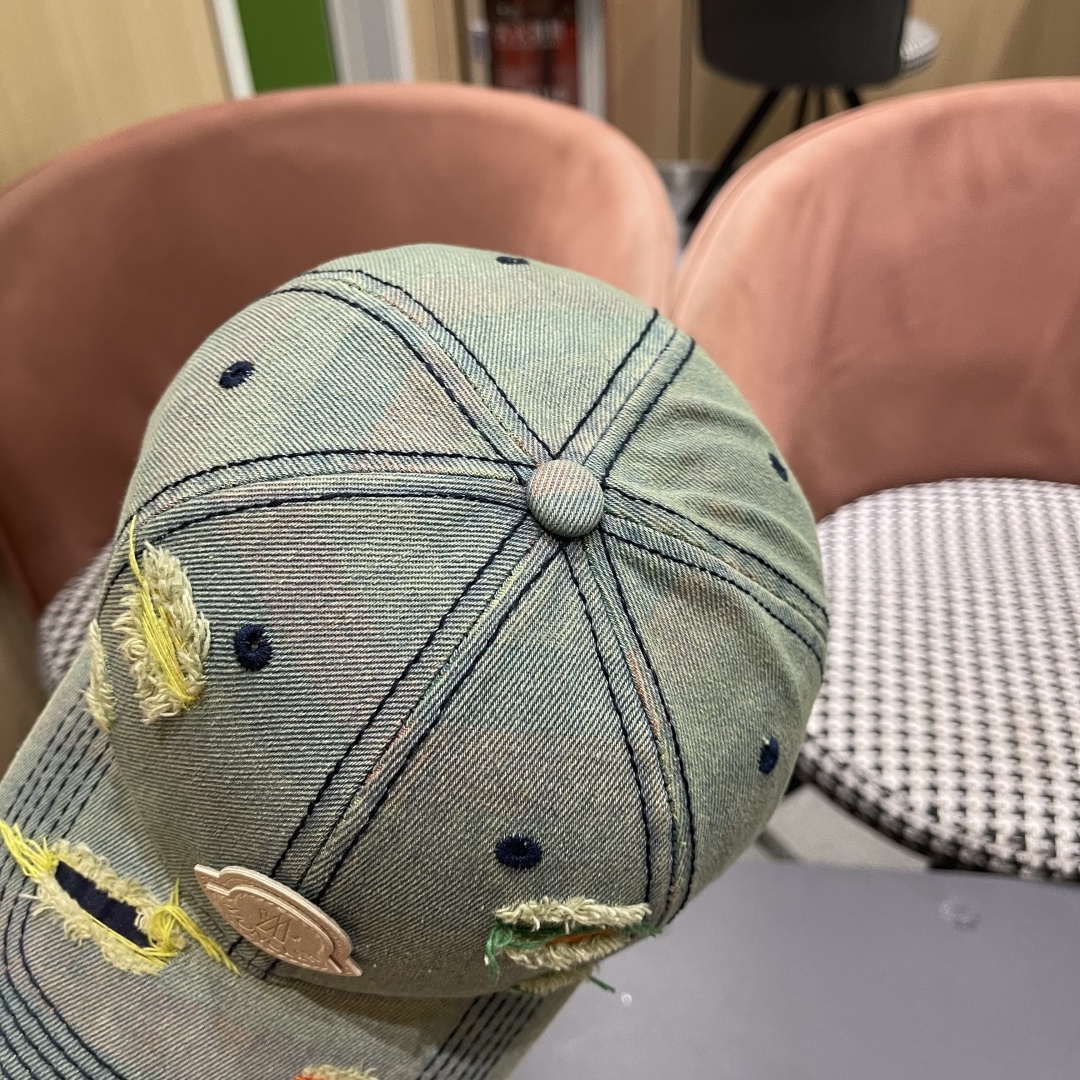  蒙口MONCLER2025新款牛仔破洞棒球帽，时尚炸街单品，风格很OK，网红.时尚博主的最爱！