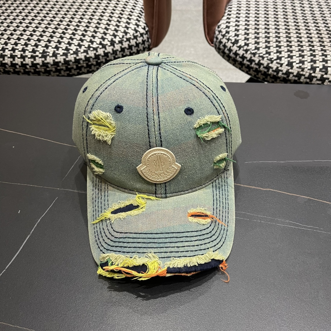  蒙口MONCLER2025新款牛仔破洞棒球帽，时尚炸街单品，风格很OK，网红.时尚博主的最爱！
