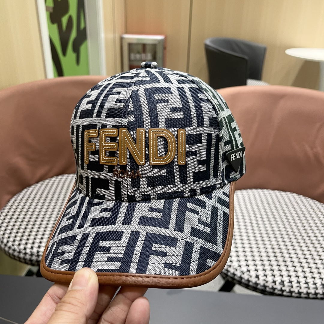  芬迪FF原单棒球帽［比起其他帽子的优势，适中的檐有修饰脸型的效果搭配的造型也是以休闲舒适的服装为主，适